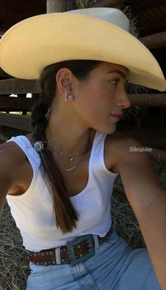 Western Modern Outfit, Look Agro, Pbr Outfits, Cowgirl Selfie, Casual Cowgirl Outfits, Rancho Outfits, Cowboy Hat Outfit, Western Hoodies