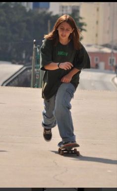 90s Skater Aesthetic Girl, Female Skater Aesthetic, Skatergirl Outfit Skater Style, Old Skater Style, Skate Style Girl Outfits, Skater Style Women, Scate Bords Outfit, Grunge Skater Girl Aesthetic Outfits, Summer Skater Fits