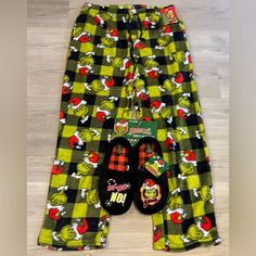 **New** Grinch Men’s Pajamas Size (L) With Grinch House Slippers Bundle Includes: 1 - Fleece Grinch Pj Pants, Super Comfortable And Soft; 1 - Pair Of House Slippers. Buyer Has Sizes 9/10 And 10/11 Grinch Pj Pants, Grinch House, Cole Hamels, Green Bay Packers Hoodie, James Worthy, Desean Jackson, Boxing Hand Wraps, Flannel Pjs, Plaid Shawl