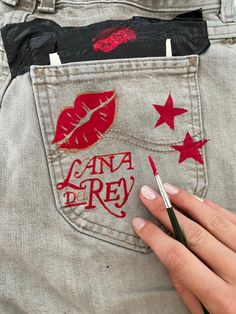 ⭐️❤️💌🍷 Painted Pants Aesthetic, Diy Paint Pants, Lana Del Rey Crafts, Jeans Custom Paint, Upcycling Clothes Ideas, Jeans Painting Ideas, Jean Painting Ideas, Diy Bag Painting