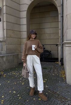 Ugg Tights Outfit, Ugg 2022 Outfit, Cream Uggs Outfit, Olive Uggs Outfit, Mini Ugg Boots Outfit 2022, Ugg Summer Outfit, Ugg Boots Outfit 2022, Ugg Style Outfit, Winter Street Style 2022