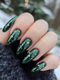 Green Christmas Nail Ideas, Green Christmas Nail Designs, Green Christmas Nail, Disney Christmas Nails, Intricate Snowflake, Acrylic Nails Almond Shape, Christmas Nail Ideas, Emerald Nails, Christmas Tree Nails