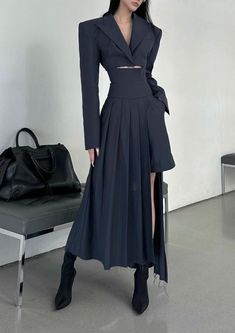 Futuristic Clothes, Suit Vintage, Classic Outfit, 카드 디자인, Korean Fashion Casual, Woman Suit Fashion, Suit Dress, Women Office, Vintage Blazer