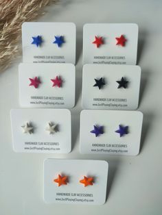 four different colored stars are placed in small white cards with black and red ones on them