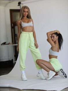 Sweats Photoshoot, Poses Duo, Photo Mannequin, Activewear Photoshoot, Fashion Model Poses, Sports Wear Women, Cute Gym Outfits, Couple Tees, Fitness Photoshoot