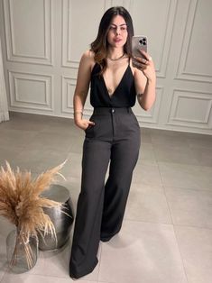 Modern Female Outfits, Outfit Elegante, Outfit Elegantes, Elegant Outfit Classy, Classy Prom Dresses, Effortlessly Chic Outfits, Fashionista Clothes, Looks Black