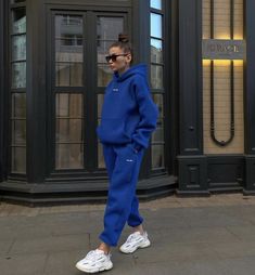 Пин от пользователя Helena на доске Sportshick в 2022 г Jogger Outfit, Winter Mode Outfits, Tracksuit Outfit, Joggers Outfit, Sweatshirt For Women, Looks Street Style, Sports Sweatshirts, Women's Sports, Sporty Outfits