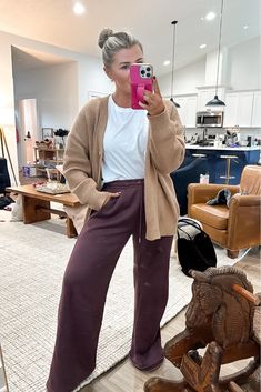 The kids had been home for 5 days straight, the house is a mess and I’ve been living in this comfy outfit. These high rise wide leg sweatpants are a dream! You won’t want to take them off. Small sweatpants & cardigan Medium tee Sweats With Cardigan Outfit, Teacher Sweatpants Outfit, Basic Travel Outfits, Lounge Chic Outfit, Wide Leg Lounge Pants Outfit, Wide Leg Sweats Outfit, Lounge Wear Outfit Ideas, Wide Leg Joggers Outfit