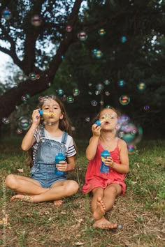 Sibling Photography Poses, Bubble Wand, Sisters Photoshoot, Sister Photos, Best Friend Photoshoot, Bff Photoshoot