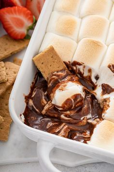 an ice cream dish with marshmallows, chocolate and graham crackers in it