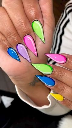 Fashion Bomb Daily on Instagram: "A colorful repost from @fashionbombbeauty: Candy colored pop art nails! Let @parisnailplug show you how to get the comic book inspired look 💣 what say you? 🎥: IG/Reproduction Blogged by @anitahosanna #instastyle #instafashion #celebritystyle #fashionbombdaily #fashionbombbeauty #nailinspo" Pop Art Nail Art, Look Transformation, Nail Art Cartoon, Comic Nail Art, Book Nail Art, Book Nails, Pink Tip Nails