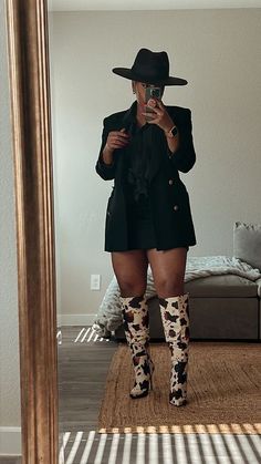 Hot Cowgirl Outfit Winter, London Street Style Black Women, Upscale Bar Outfit, Fall Fashion Black Women 2023, Plus Size Fall Outfit With Hat, Midsize Chic Fashion, Chic Outfits Classy Black Women, Beginning Of Fall Outfit, Happy Hour Outfit Black Women