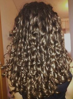 Curly hair, healthy curly hair, natural curls, perfect curls, defined curls, curly hair care,aesthetic, autumn, autumn aesthetic Curly Hair Healthy, Curry Hair, Hair Care Aesthetic, Beautiful Natural Curly Hair, Healthy Curly Hair, Perfect Curly Hair, Curly Hair Natural, Brown Wavy Hair, Curly Fro