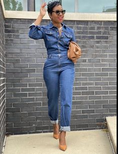 Denim Handbag Outfit, Jean Jumpsuit Outfit Black Women, Denim Jumpsuit Outfit Fall, Denim Jumpsuit Outfit Black Women, Denim On Denim Outfit Black Women, Leather Outfit Ideas, Jean Jumpsuit Outfit, Jumpsuit Outfit Fall, Mom Jeans Look