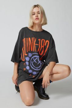 Blink 182 T-Shirt Dress Cropped Graphic Tees, Urban Outfitters Clothes, Fitted Tunic, Oversized Graphic Tee, Blink 182, Urban Dresses, Urban Outfitters Women, Top Graphic Tees, Tee Outfit