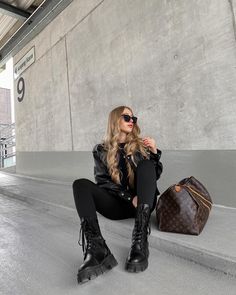 Travel Louis Vuitton Bag, Prada boots dupes, all black spring outfit, Fashionblogger, german fashionblogger, travel outfit, reise outfit, travel fashion Lv Bag Outfit, Abroad Outfits, Lui Viton, Black Spring Outfits, Prada Boots