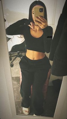 Sweatpants Outfit Black, Outfit Baddie, Latina Outfits, Latina Fashion Outfits, Outfit Inspo Casual, Looks Party, Cute Lazy Day Outfits, Cute Lazy Outfits, Foto Ideas Instagram