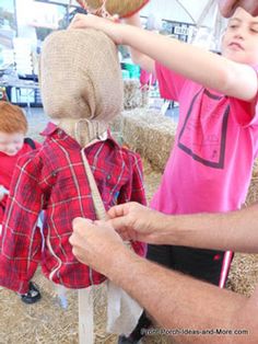 scarecrow shirt on form Scarecrow Pictures, Build A Scarecrow, Scarecrow Diy, Burlap Scarecrow, Halloween Scarecrows, Scarecrow Contest, Leaf People, Garden People, Scarecrow Ideas