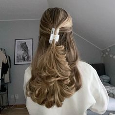 Hair Updos Easy, Updos Easy, Easy Hair Updos, Clip Hairstyles, Blonde Hair Inspiration, Blowout Hair, Sleek Hairstyles