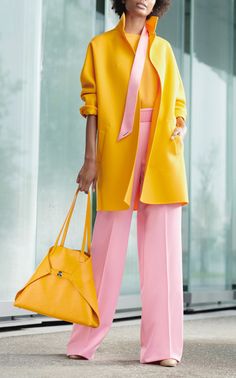 Akris Silk Crepe Tunic Blouse Color Knowledge, Colour Combinations Fashion, Mode Tips, Color Blocking Outfits, Yellow Coat, Color Combinations For Clothes, Afro Style, Resort 2020, Color Mix