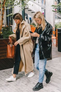 Street Style #NYFW / Día 2 Vestidos de leopardo de verano que alargan su vida en otoño, gabardinas y muchos vaqueros. Así se viste en la Gran Manzana © Diego Anciano / @collagevintage2 Zine Fashion, Classy Bohemian, Barrel Jeans, Walking Down The Street, Trench Coat Outfit, Casual Chique, Coat Outfit