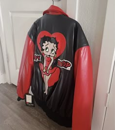 Red And Black Jacket, Vintage Betty Boop, Estilo Indie, Embroidered Jacket, Hoodies Design, Black Leather Jacket, Cartoon Character