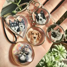 5 round or heart shaped keychains with clear middles with a tiny painting of a pet in the centre Dog Accesories, Resin Crafts Tutorial, Diy Resin Projects, Resin Jewelry Diy, Epoxy Resin Crafts, Epoxy Resin Art, Dog Jewelry, Diy Resin Crafts