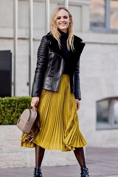 Yellow Skirt Outfits, Pleated Skirt Outfit, Midi Skirt Outfit, Winter Skirt Outfit, Pleated Skirts, Fashion Mistakes, Skirt Outfit, Autumn Outfit