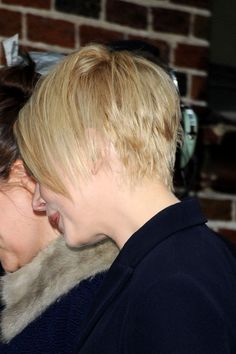 Photo of Michelle Williams at the "Late Show with David Letterman" - (19 February 2013) for fans of Michelle Williams. Michelle Williams Hair, Choppy Bob Haircuts, Edgy Haircuts, Haircut Inspiration, Hairstyle Look, Cut My Hair, Party Hairstyles, Love Hair