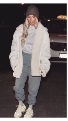 Discover top sweatpants outfits on Pinterest! Explore over 20 trendy styles that blend comfort with cool in our latest blog post. Kardashian Winter Outfits, Grey Sweats Outfit, Estilo Kim Kardashian, Estilo Kardashian, Yeezy Outfit, Kim Kardashian Outfits, Kardashian Outfit, Kim Kardashian Style, Pastel Outfit