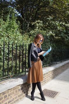 Pleated Midi Skirt Outfit, Midi Rock Outfit, Pleated Outfit, Brown Pleated Skirt, Midi Outfits, Winter Mode Outfits, Pleated Skirt Outfit, Casual Chic Outfits, London Fashion Weeks