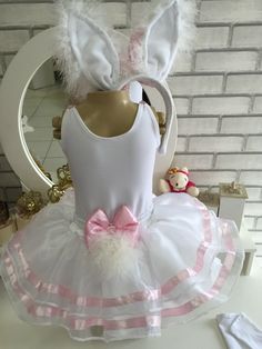 FANTASIA ROUPA COELHINHA ROSA PELUDINHA ORELHA PASCOA LUXO no Elo7 | DALILI STORE (79E431) Easter Tutu, Girls Tulle Skirt, First Birthday Decorations, Kids Dress Up, Happy Birthday Sister, Costume Collection, Little Outfits, Tween Outfits, Pullover Shirt