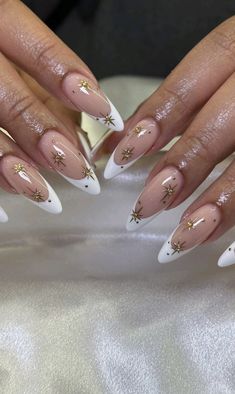 Bow French Tip Nails Almond, Classy White And Gold Nails, Nail Inspo 2024 French Tips, White And Gold Nails Round, Almond White Nails With Designs, Simple French Tip Almond Nails, White And Gold Tip Nails, Christmas Nails Almond White, White Gold French Nails