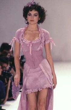 Divine Clothing, Harry Clarke, Runway Fashion Couture, Runway Outfits, Fashion School, Fashion Couture, Claudia Schiffer