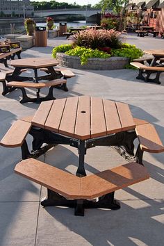 there are many benches in the park near each other