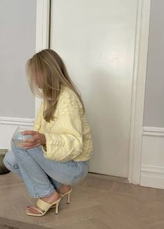 #pinterest #pinterestinspo #fashion #fit #outfitinspo #fashioninspo #daytime#brunch #sunny #sunshine Looks Jeans, Look Adidas, Estilo Indie, Mode Crochet, Pastel Outfit, Yellow Outfit, Mode Inspiration, Spring Outfit