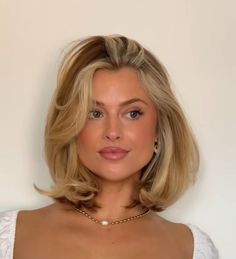 Short Hair Blowout Aesthetic, 90s Layer Haircut Short, Blowout Bob With Bangs, Nineties Bob Haircut, Short Blonde Bridesmaid Hair, Short Balayage Bob, French Hair Short, 90s Short Hair Bob, Pretty Bob Hairstyles