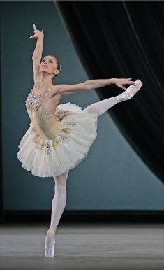 DiamondsMarianela Nuñez The Royal Ballet dance Balanchine's 'JewelsDecember 2013Diamonds is the closing piece Ballet Dance Photography, Ballet Images, The Royal Ballet, Australian Ballet, Ballet Pictures, Ballet Poses, Ballet Inspiration, The Ballerina