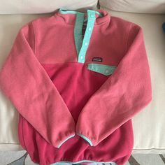 Never Used Patagonia Pullover For Girls Patagonia Fleece Outfit Woman, Crunchy Clothes, Fleece Outfit Women, Colorful Clothes Aesthetic, Cute Camping Outfits, Cute Summer Shirts, Patagonia Fleece Pullover, Patagonia Outfit, Fleece Outfit