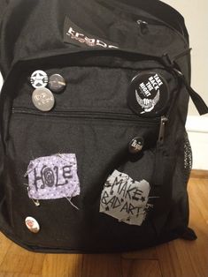 Aesthetic Backpack Decoration, Patch Backpack Punk, Pins On Backpack Aesthetic Grunge, Backpack Aesthetic Decoration, Backpack Decoration Ideas Grunge, Whats In My Bag Grunge, Backpack Patches Ideas, Backpack Diy Decoration, Decorating My Backpack