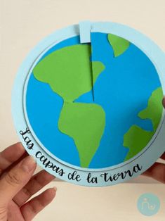 someone is holding up a paper cut out of the earth that says it's called la camas de la tiera