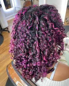 Magenta Highlights Curly Hair, Coloured Curly Hair Highlights, Curly Purple Highlights, Blue Highlights Curly Hair, Curly Hair Pink Highlights, Magenta Hair Colors, Curly Scene Hair, Pink Hair Highlights, Pink Curls