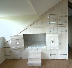 there is a bunk bed made out of pallets and plywood planks in the room