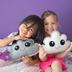 I can't wait to make lots of cloud pillows for my niece in all kinds of different colors! Cloud Pillow Pattern, Cloud Pillows, Pillow Sewing, Star Pillow, Softie Pattern, Moon Pillow, Diy Baby Gifts, Baby Diy, Baby Pillows