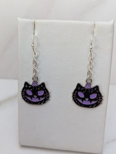 Celebrate your love of Halloween all year long with these cat-o-lantern dangle earrings. Earrings hang from black plated chain and black plated ear wires - stainless steel ear wires available for an additional $5.00; please contact me. Cat Face Pumpkin, Chain Drop Earrings, Jack O'lantern, Earrings Halloween, Jewelry Black, Black And Purple, Halloween Jewelry, Enamel Charms, Cat Face