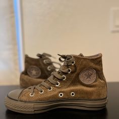 Brown Corduroy Converse Size 4 Youth/ Kids But Fits Women’s Size 5.5 Brand New Brown Roller Skates, Vintage Brown Shoes, Brown Shoes Aesthetic, Earthy Shoes, Corduroy Converse, Lace Up Converse, Cool Converse, Converse Design, Brown Converse