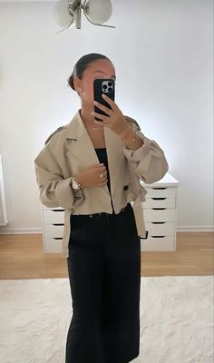 cropped trench coat outfit inspo. Zara Minimalist Outfit, Zara Vest Outfit, Outfit Ideas Printemps, Ootd Trench, Ootd Beige, Trenchcoat Outfit, Modest Christian Clothing