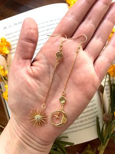 Moon Earring, The Sun And Moon, Celestial Earrings, Indie Jewelry, Jewelry Lookbook, Birthstone Earring, Moda Vintage