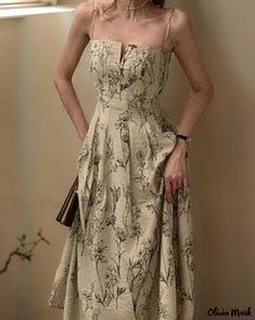 OliviaMark - Sophisticated and Timeless Hepburn-inspired Sleeveless A-Line Dress with Waist Cinching for a Vintage Flair Pocono Wedding, Audrey Hepburn Dress, Hepburn Dress, Gaun Fashion, Elegant Midi Dresses, Midi Dress Party, Korean Dress, Midi Dress Summer, Moda Vintage