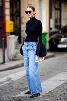 See the top jeans trends of 2023, with ankle-cropped denim, pooling wide-leg jeans, boot-cut flares, cargo jeans, and pleated trousers reigning supreme. New Jeans Trend, Trendy Outfits Jeans, Turtleneck Outfits, Moda Over 40, Mode Ab 50, Wide Leg Jeans Outfit, Jeans Trend, Moda Denim